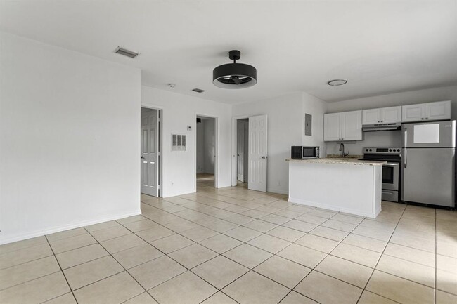 Building Photo - 709 SW 13th Ave