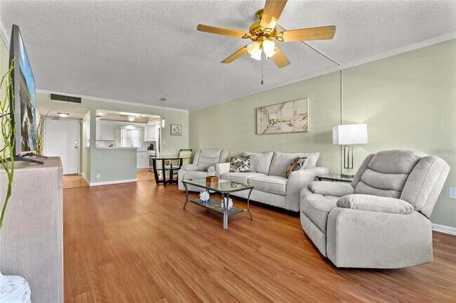 Building Photo - 4550 Cove Cir