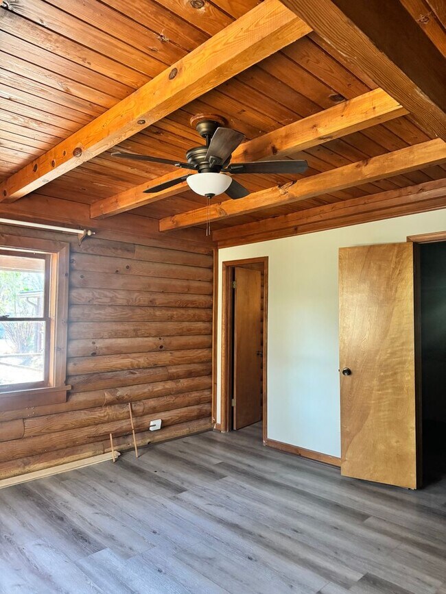 Building Photo - Log Cabin in Oconee on a 1.357 acre neighborhood wooded lot!