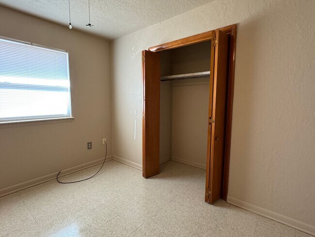 Building Photo - 3011 NE Cimarron Trail