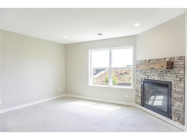 Building Photo - 717 Winterberry Ln