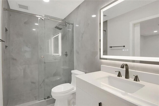 Building Photo - 8 Huntington Pl Dr