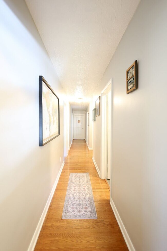 Building Photo - Beautifully Updated 4 bed house w/ fully fenced in yard **