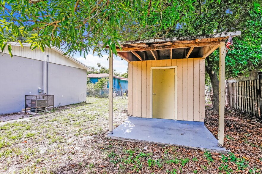 Building Photo - 933 Camellia Rd