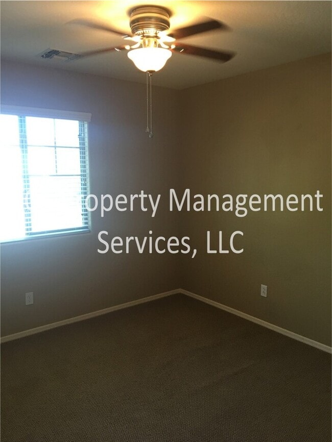 Building Photo - Upgraded Beautiful 3 bedroom 2.5 bath townhouse in The Cottages
