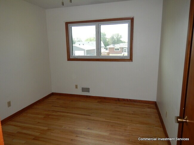 Building Photo - 2214 Anna Ave