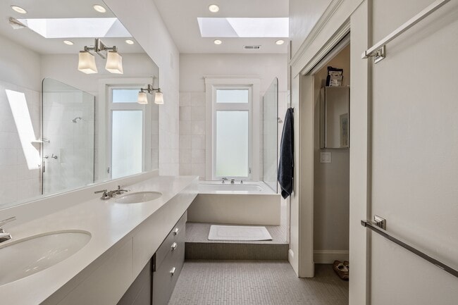 Building Photo - 2866 Pine St