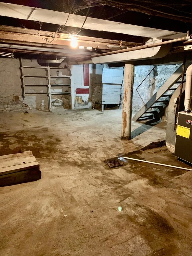 Building Photo - 4 Bed/ 2 Bath Large House in East Pittsburgh