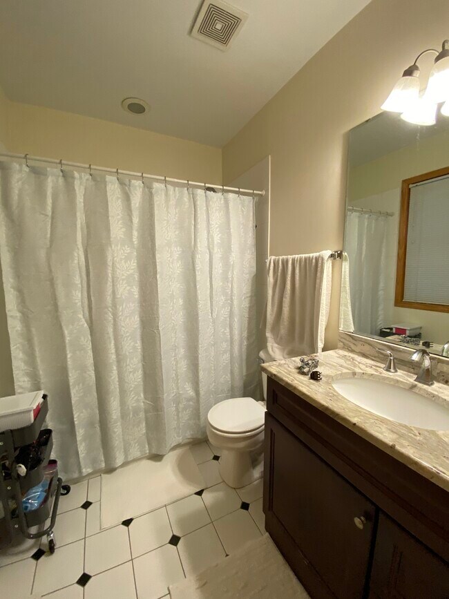 Building Photo - 3316 N Damen Ave