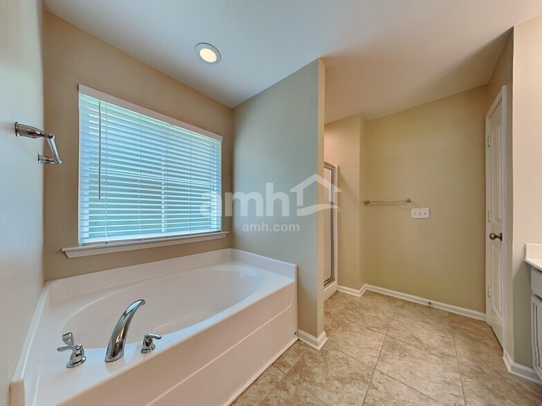 Building Photo - 122 Green Paddock Cir