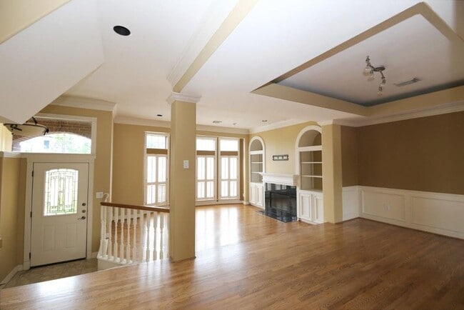 Building Photo - Stylish 3-Bedroom Townhome in Coveted Rive...