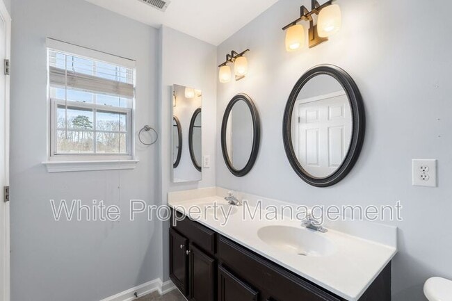 Building Photo - 13810 Hill St