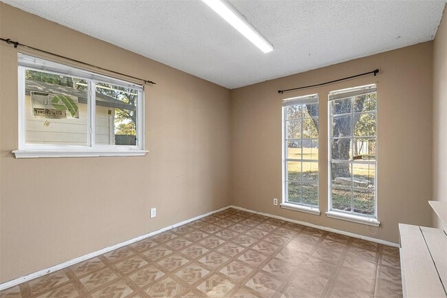 Building Photo - 9407 N Creek Dr