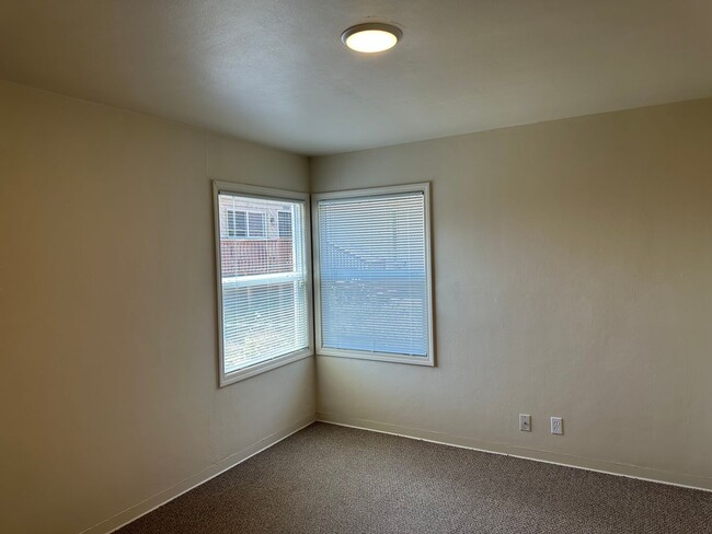 Building Photo - Large 4 bedroom 2 bath house in a great ne...