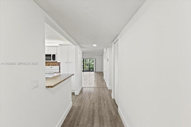 Building Photo - 302 Lakeview Dr