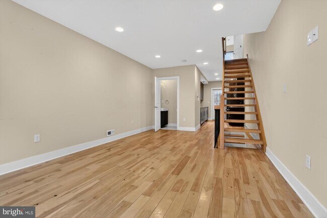 Building Photo - 1237 N Hollywood St