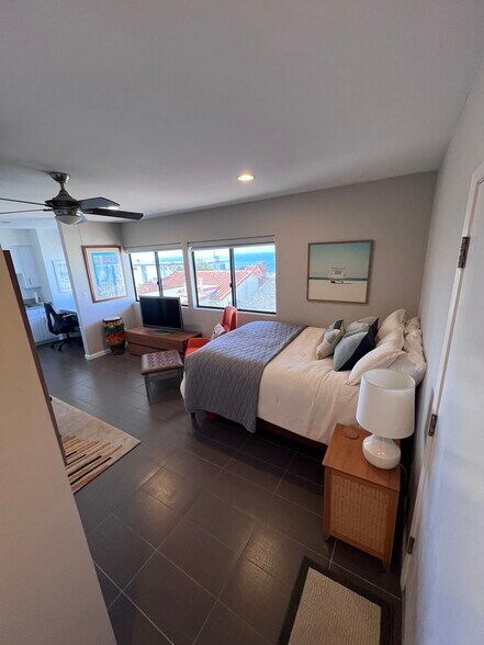 Building Photo - 3005 Crest Dr