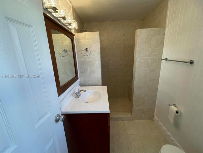 Building Photo - 1021 N Victoria Park Rd