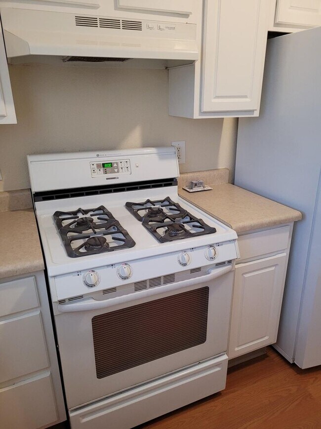 Building Photo - 2 bedroom townhome with 2 bathrooms