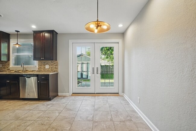 Building Photo - 144 W Randall Ave