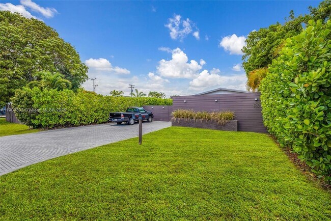 Building Photo - 707 NE 22nd Dr