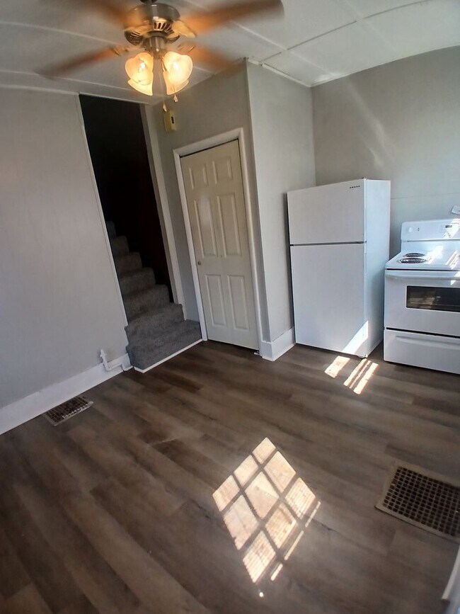 Building Photo - 1719-1719 1/2 W Adams St