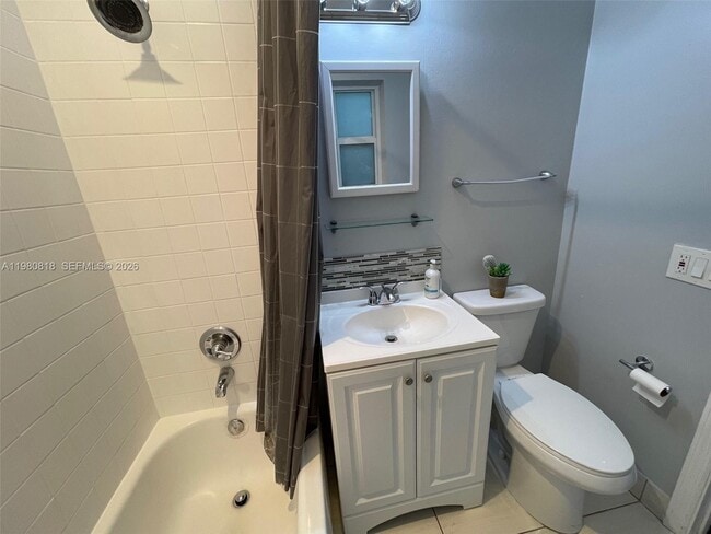 Building Photo - 305 NE 15th Ave