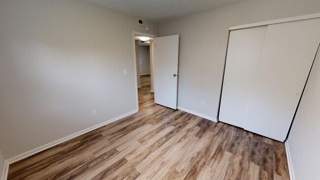 Building Photo - MOVE IN SPECIAL!!  FREE MONTH'S RENT!!  Mo...