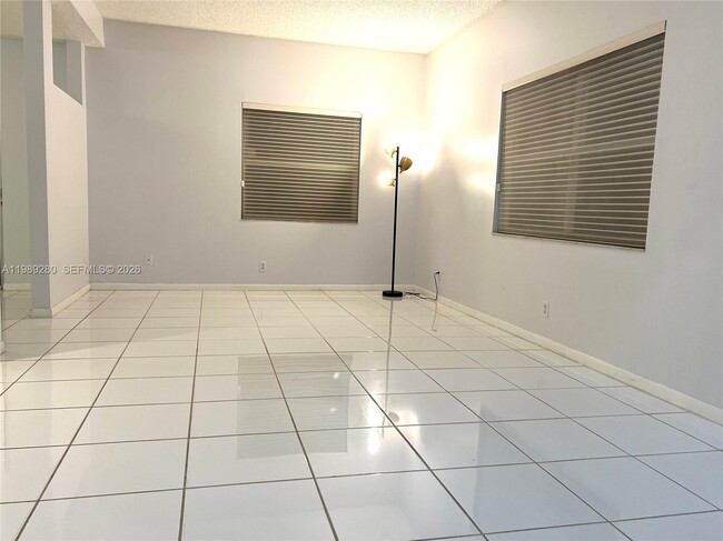 Building Photo - 543 Racquet Club Rd
