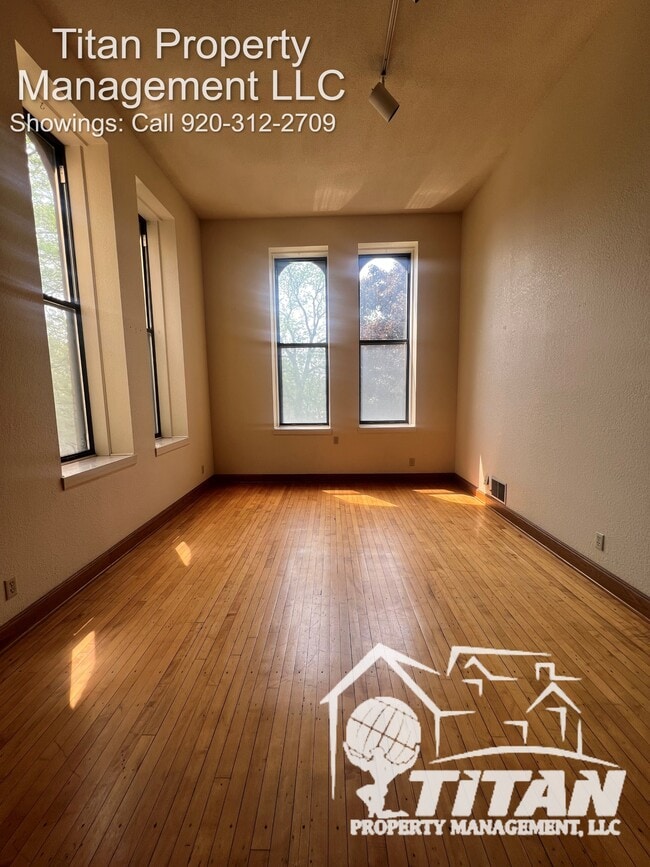 Building Photo - 207 E Irving Ave