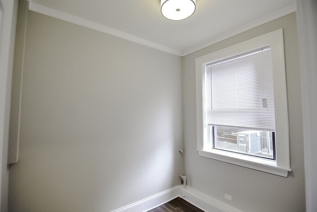 Building Photo - 817 W Lakeside Pl