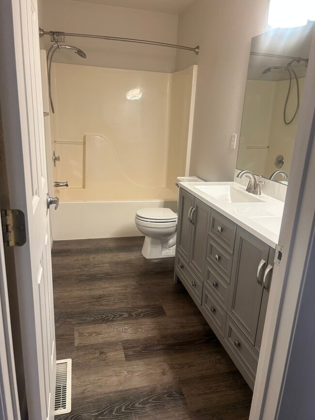 Bathroom 1 attached main floor - 3716 Decathlon Pky