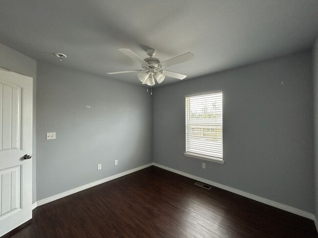 Building Photo - Townhouse with Garage - Minutes from Downt...