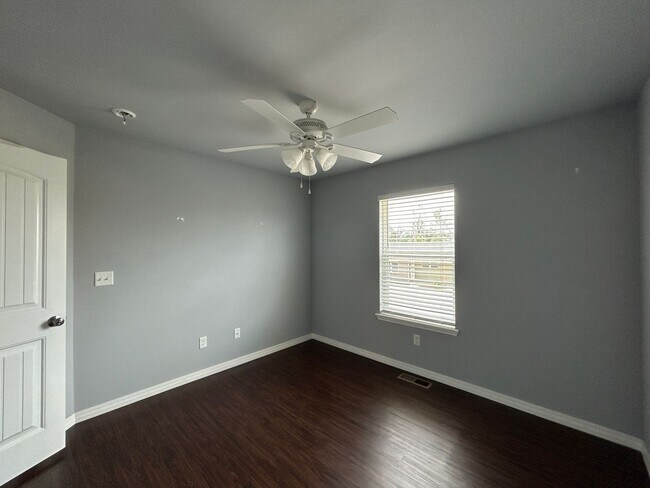 Building Photo - Townhouse with Garage - Minutes from Downtown Rogers