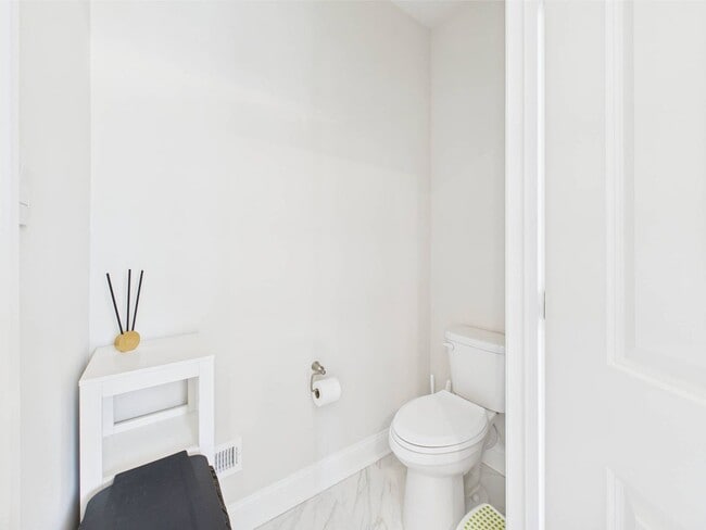 Building Photo - Stunning 5 Bedroom 4.5 Bathroom Located in...