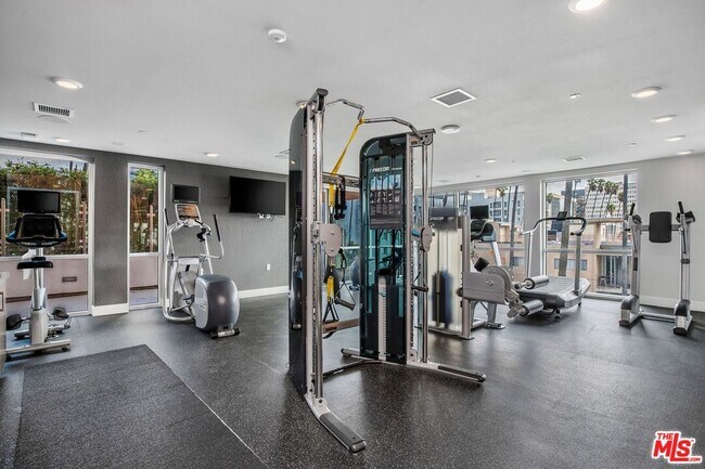 Building Photo - 453 S Kenmore Ave