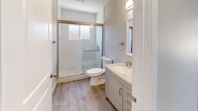 Building Photo - 5BD/2BA, Large Bedrooms!