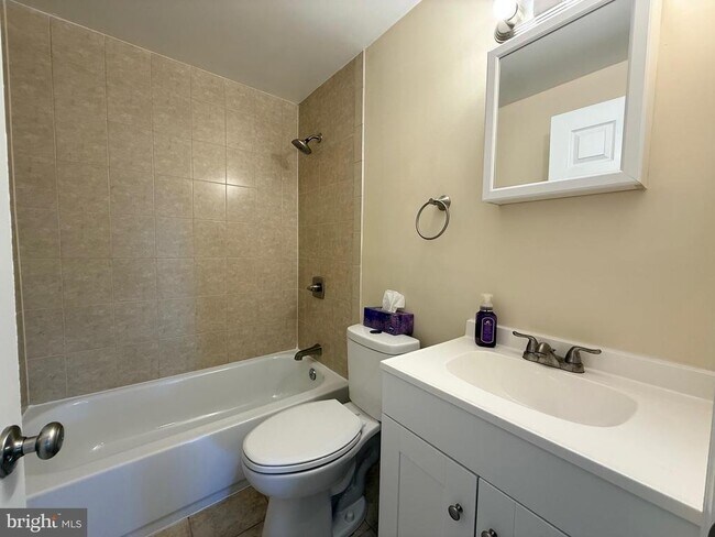 Building Photo - 2021 Kelmore Rd