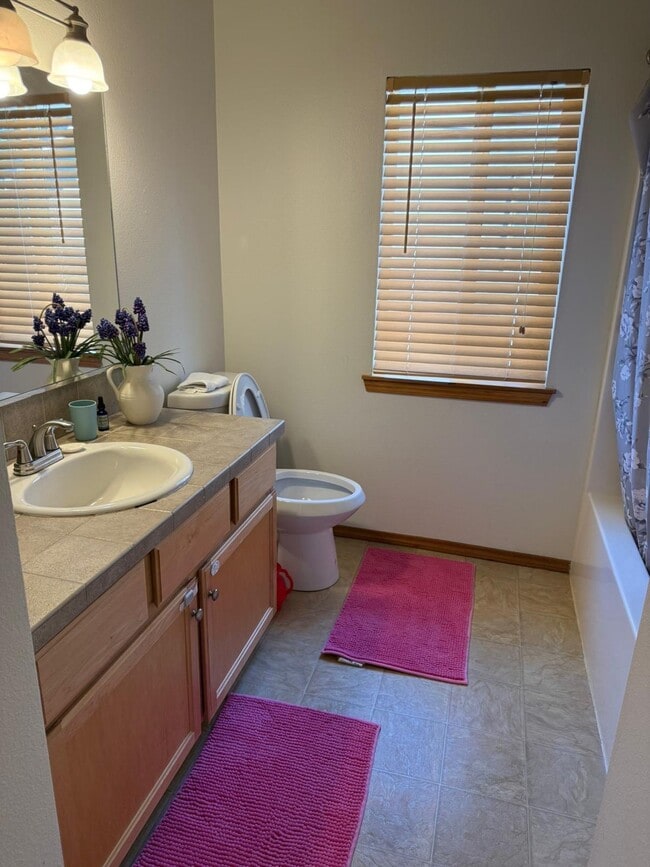 Building Photo - 320 Zillah Pl SE