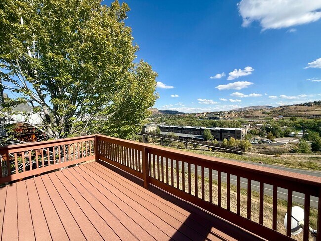 Building Photo - 537 Canyon View Dr