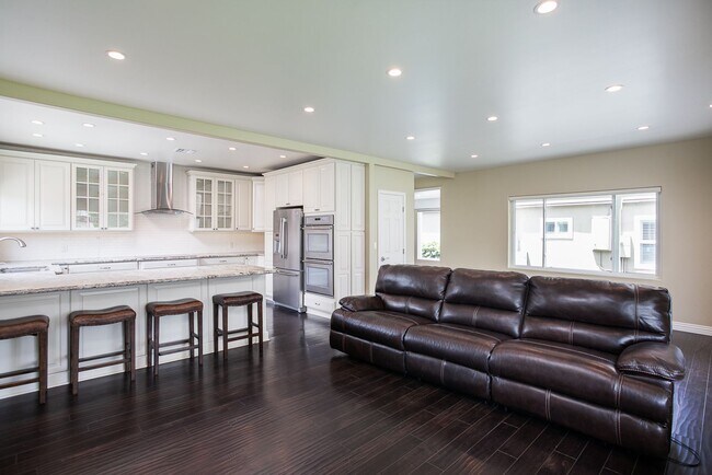 Building Photo - AVAILABLE NOW: Beautifully Remodeled Historic Victorian – 3 Bed / 3 Bath