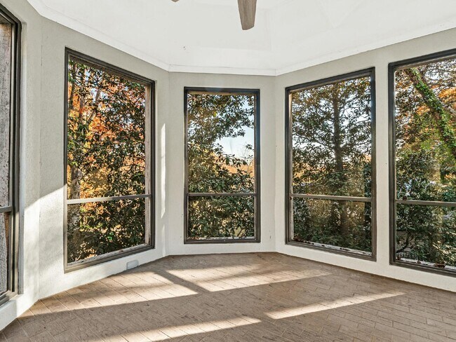 Building Photo - Beautifully built, renovated home boasts 5 BD, 5 BT, providing ample space for a growing family a...