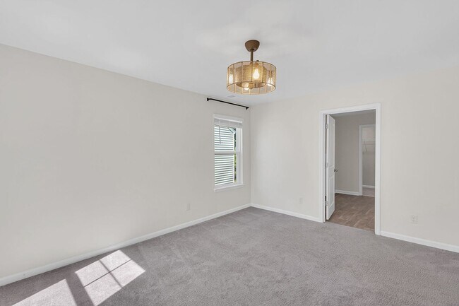 Building Photo - 4 Bedroom 3 Bath Home Located in Shell Pointe at Cobblestone Village in Summerville!