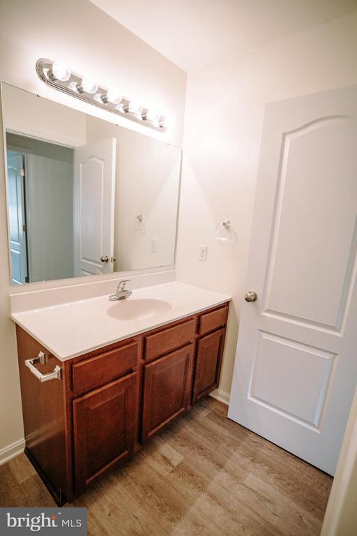 Building Photo - 10 Breezewood Dr
