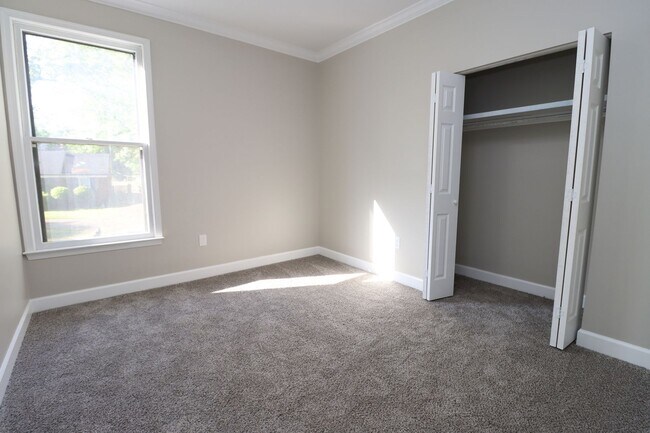 Building Photo - Luxury 3BR/2BA Renovated Condo