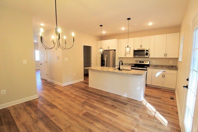 Building Photo - 3 level town home in popular Congers Creek...