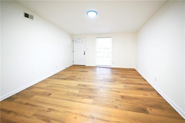 Building Photo - 88 Lucia Dr SE