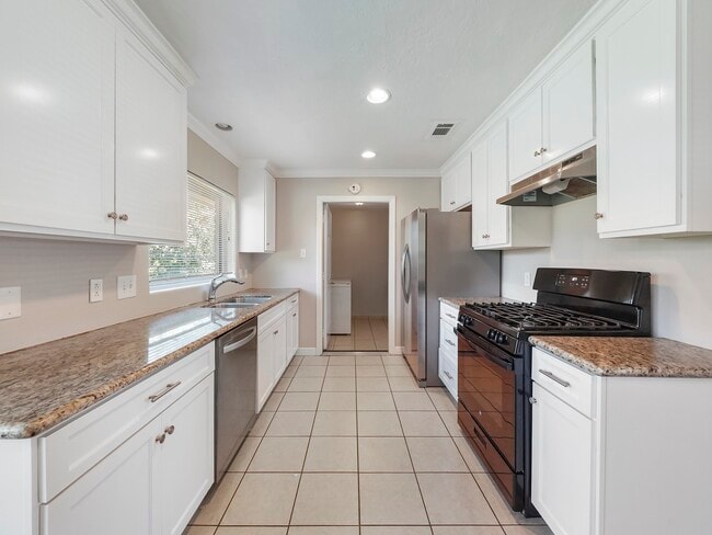 Building Photo - 1115 W 31st St