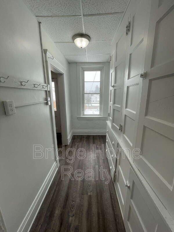 Building Photo - 136 S Spring Ave