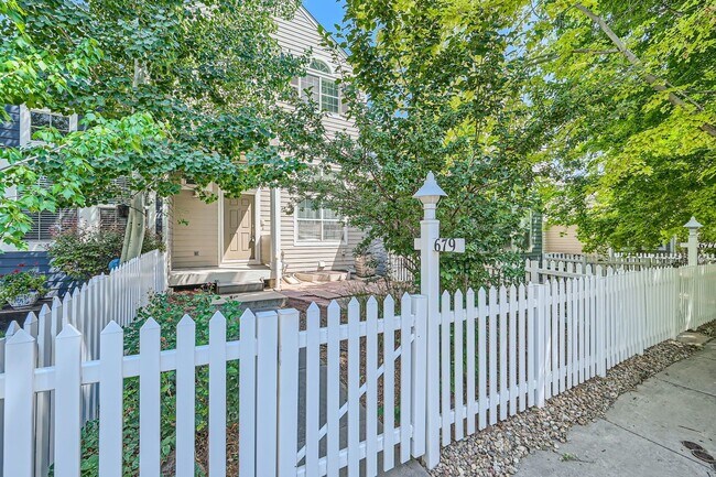 Building Photo - SW Longmont Townhome